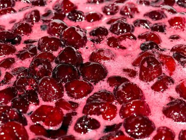 Pişirme sırasında kiraz reçeli kaynayan yüzeyde köpük ve hava kabarcıkları