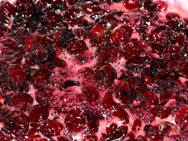 Pişirme sırasında kiraz reçeli kaynayan yüzeyde köpük ve hava kabarcıkları