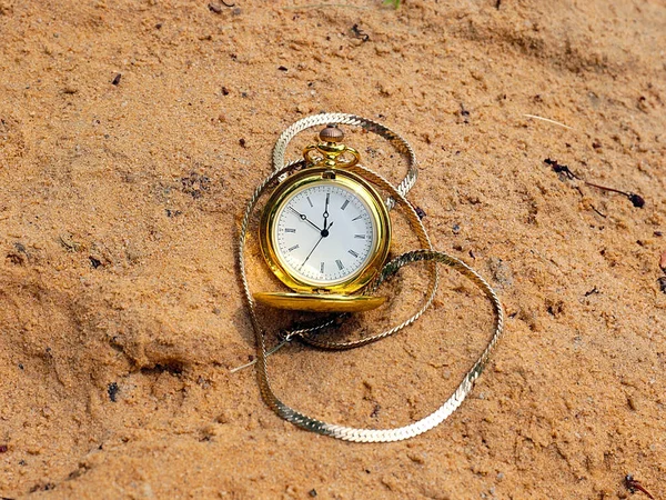 ヴィンテージアンティークポケットクロノメーターは砂の上に横たわる — ストック写真