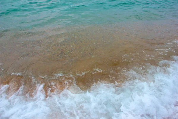 Espuma Bolhas Superfície Onda Mar Costa Arenosa Praia — Fotografia de Stock
