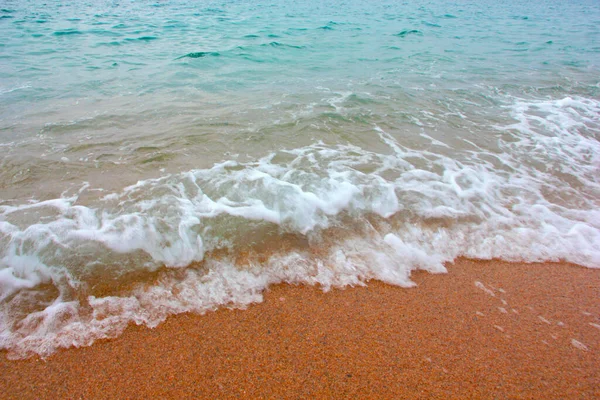 Deniz Dalgasının Yüzeyinde Köpük Hava Kabarcıkları Kumsalın Kumlu Kıyıları — Stok fotoğraf