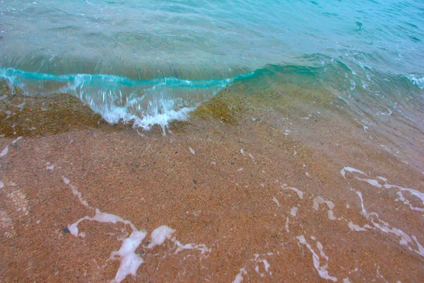 Espuma Bolhas Superfície Onda Mar Costa Arenosa Praia — Fotografia de Stock