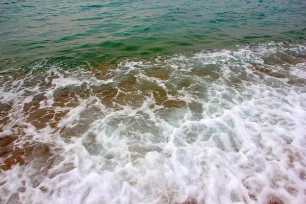 Espuma Bolhas Superfície Onda Mar Costa Arenosa Praia — Fotografia de Stock