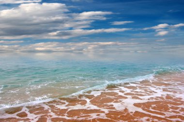 Güzel deniz plajı ve bulutlu gökyüzü açık hava aktiviteleri için.