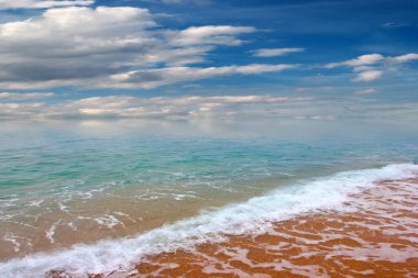 Güzel deniz plajı ve bulutlu gökyüzü açık hava aktiviteleri için.