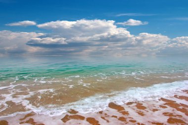 Güzel deniz plajı ve bulutlu gökyüzü açık hava aktiviteleri için.