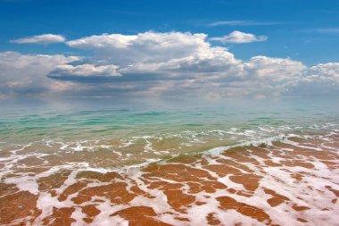 Güzel deniz plajı ve bulutlu gökyüzü açık hava aktiviteleri için.