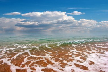 Güzel deniz plajı ve bulutlu gökyüzü açık hava aktiviteleri için.