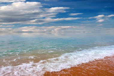 Güzel deniz plajı ve bulutlu gökyüzü açık hava aktiviteleri için.