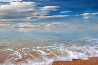 Güzel deniz plajı ve bulutlu gökyüzü açık hava aktiviteleri için.