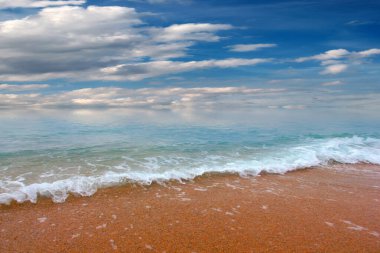 Güzel deniz plajı ve bulutlu gökyüzü açık hava aktiviteleri için.