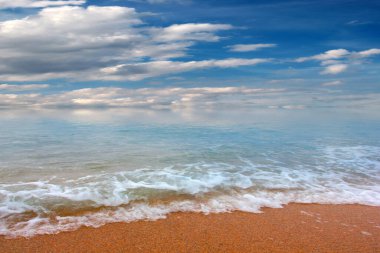 Güzel deniz plajı ve bulutlu gökyüzü açık hava aktiviteleri için.