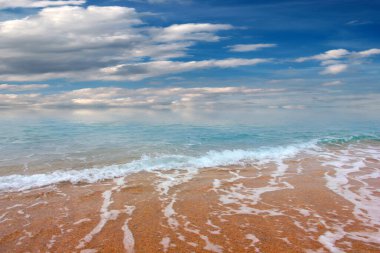 Güzel deniz plajı ve bulutlu gökyüzü açık hava aktiviteleri için.