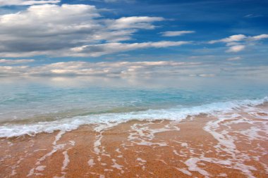 Güzel deniz plajı ve bulutlu gökyüzü açık hava aktiviteleri için.