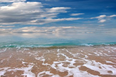 Güzel deniz plajı ve bulutlu gökyüzü açık hava aktiviteleri için.