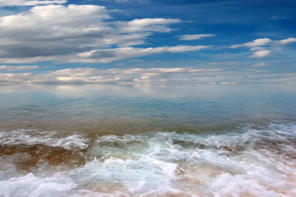 Güzel Deniz Plajı Bulutlu Gökyüzü Açık Hava Aktiviteleri Için — Stok fotoğraf