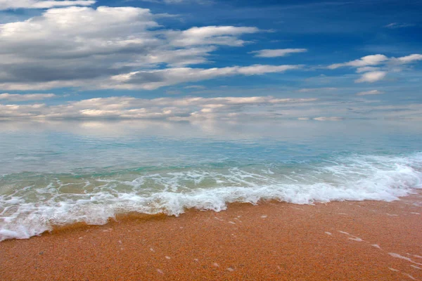 Krásná Mořská Pláž Oblačná Obloha Jako Místo Pro Outdoorové Aktivity — Stock fotografie