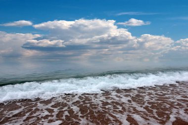 Deniz plajı güneşli yaz gökyüzü bulutlu