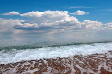 Deniz plajı güneşli yaz gökyüzü bulutlu