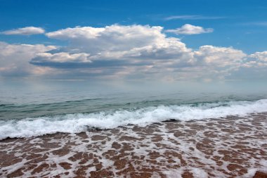 Deniz plajı güneşli yaz gökyüzü bulutlu