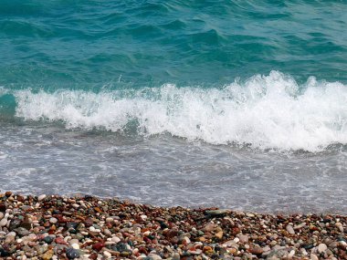 Açık hava aktivitelerinin sembolü olarak kumlu sahil ve deniz suyu.