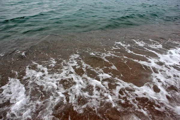 Mooi Zandstrand Heldere Zee Golven — Stockfoto