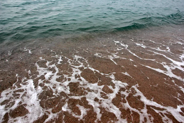 美しい砂浜と澄んだ海の波 — ストック写真