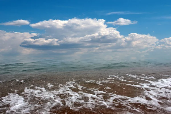 Schöner Sandstrand Meer Und Bewölkter Sommerhimmel — Stockfoto