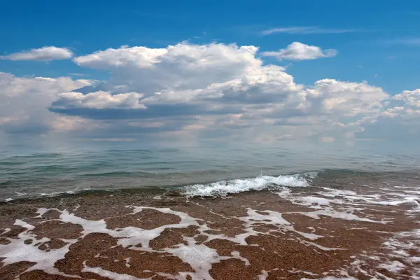 Güzel Kumlu Sahil Bulutlu Yaz Gökyüzü — Stok fotoğraf