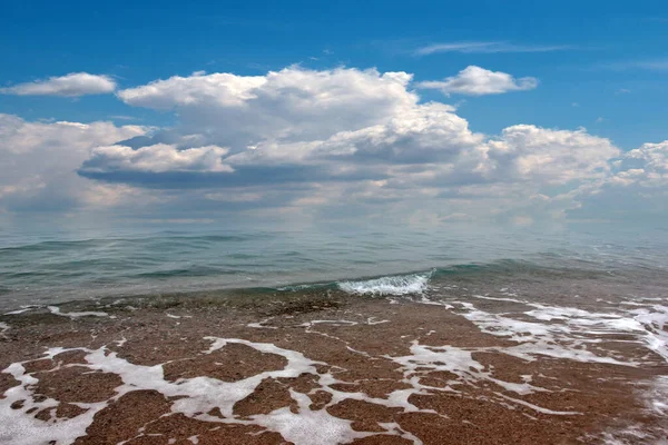 Piękne Morze Piaszczysta Plaża Zachmurzone Letnie Niebo — Zdjęcie stockowe