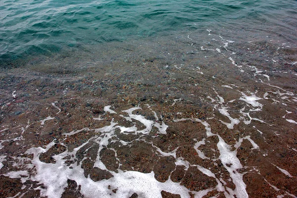 Ondas Mar Claras Uma Praia Areia Ensolarada Como Lugar Recreação — Fotografia de Stock