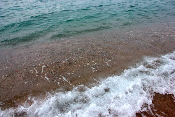 Klare Meereswellen Und Ein Sonniger Sandstrand Als Ort Der Aktiven — Stockfoto