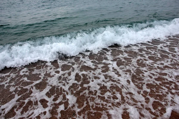 アクティブなレクリエーションの場所として澄んだ海の波と日当たりの良い砂浜 — ストック写真