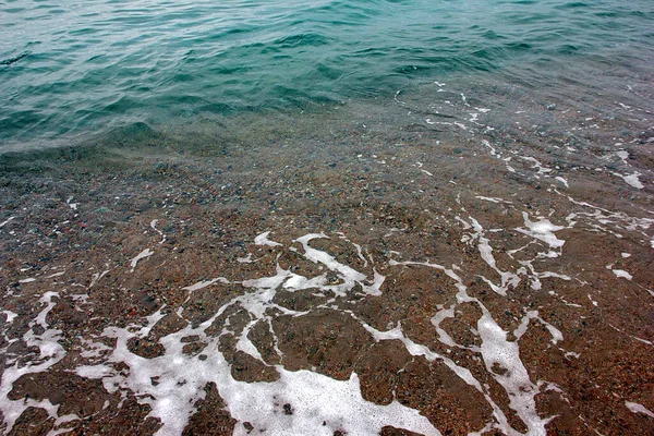 Καθαρά Κύματα Της Θάλασσας Και Μια Ηλιόλουστη Αμμώδη Παραλία Ένα — Φωτογραφία Αρχείου