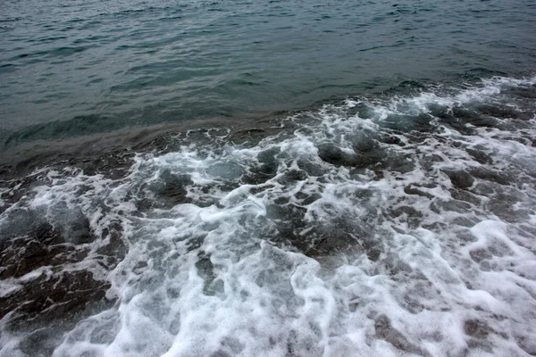 Ondas Mar Claras Uma Praia Areia Ensolarada Como Lugar Recreação — Fotografia de Stock