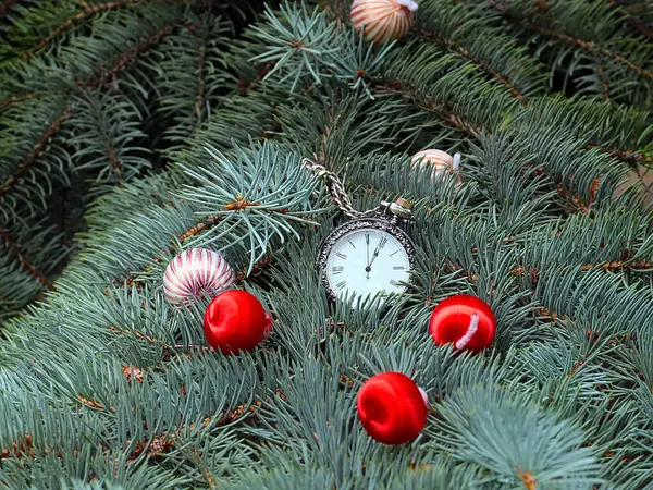 Vintage Ρολόι Και Πολύχρωμες Μπάλες Διακοσμούν Κλαδιά Ενός Χριστουγεννιάτικου Πεύκου — Φωτογραφία Αρχείου