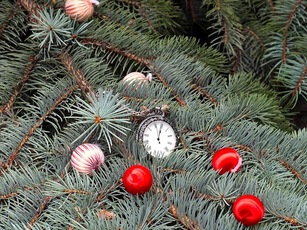 Horloge Vintage Boules Colorées Décorent Les Branches Sapin Noël — Photo