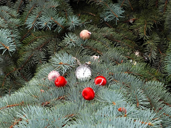 Vintage Clock Colorful Balls Decorate Branches Christmas Pine Tree — Stock Photo, Image