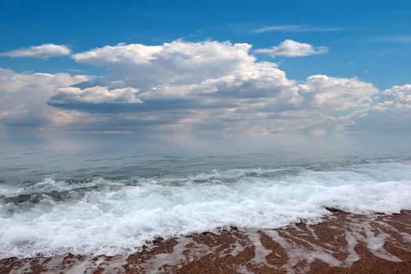 Morze Plaża Pod Słonecznym Letnim Niebem Chmurami — Zdjęcie stockowe