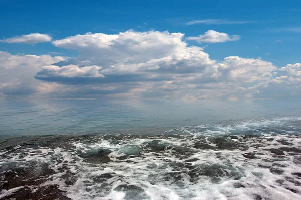 Meeresstrand Unter Sonnigem Sommerhimmel Mit Wolken — Stockfoto