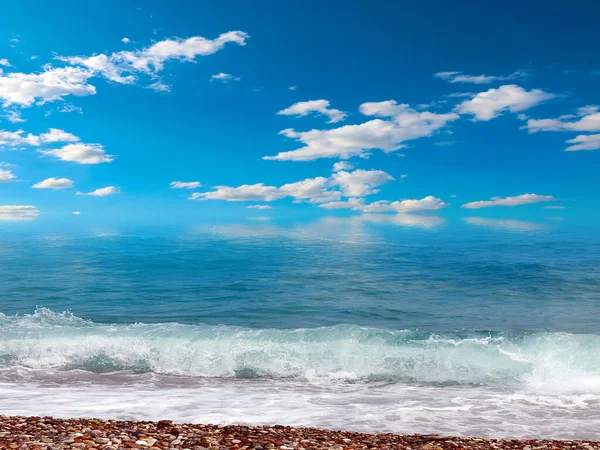 Schöner Meeresstrand Unter Sonnigem Wolkenlosem Himmel Als Ort Zum Sport — Stockfoto