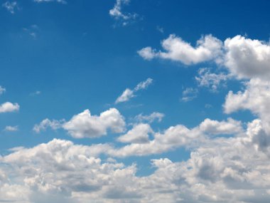 Güzel güneşli gökyüzü Cennetin bir parçası olarak