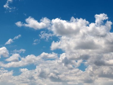 Güzel güneşli gökyüzü Cennetin bir parçası olarak