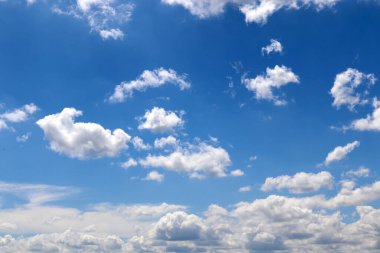 Güzel güneşli gökyüzü Cennetin bir parçası olarak