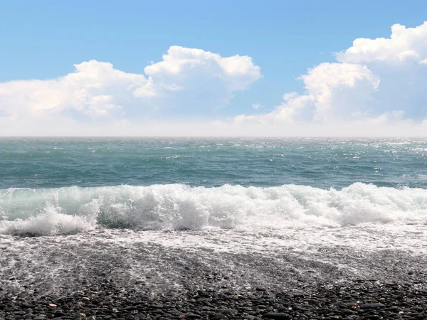 地中海沿岸の美しい海のビーチ — ストック写真
