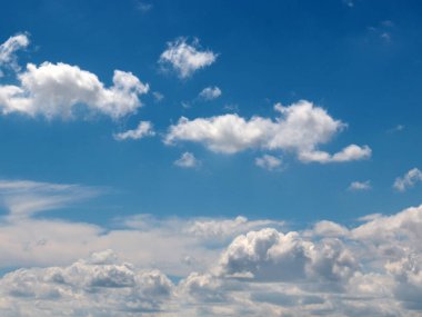 Güzel yaz bulutlu güneşli gökyüzü gökyüzünün bir parçası olarak