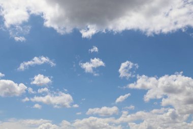 Güzel yaz bulutlu güneşli gökyüzü gökyüzünün bir parçası olarak