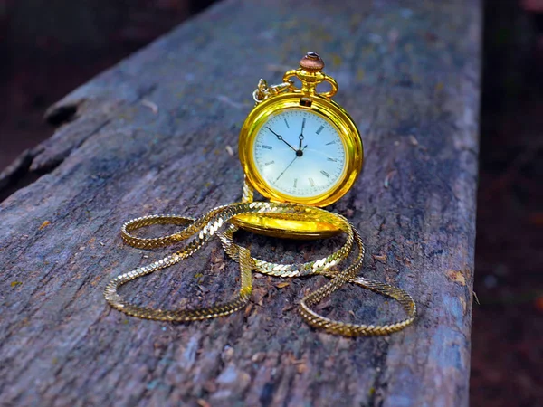 Relógio Antigo Uma Caixa Ouro Mentira Uma Placa Velha Véspera — Fotografia de Stock