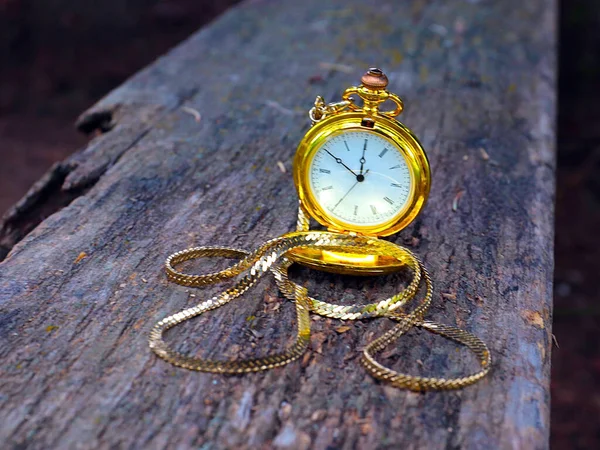 Orologio Antico Una Cassa Oro Trovano Una Vecchia Tavola Vigilia — Foto Stock