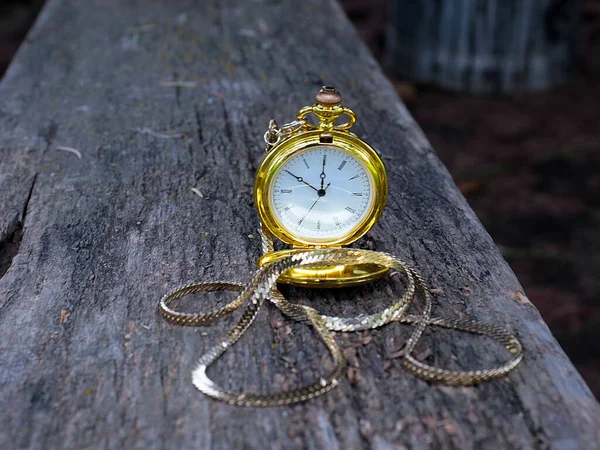 Reloj Antiguo Una Caja Oro Encuentran Tablero Viejo Víspera Navidad — Foto de Stock